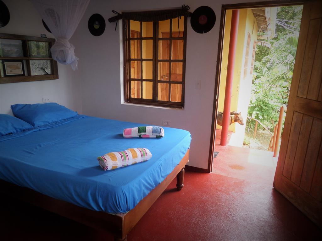 La Familia Guest House And Natural Farm 安东尼奥港 外观 照片